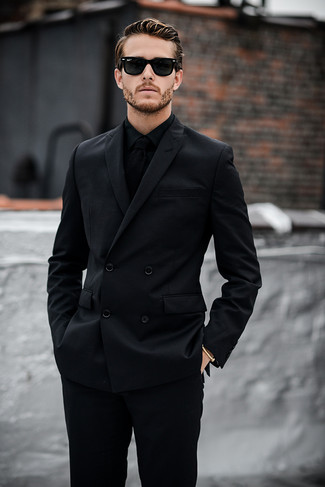 30 Jährige: Schwarze Strick Krawatte kombinieren – 101 Herren Outfits warm Wetter: Kombinieren Sie einen schwarzen Anzug mit einer schwarzen Strick Krawatte für eine klassischen und verfeinerte Silhouette.
