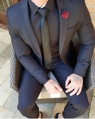 Anstecknadel kombinieren – 109 Elegante Herren Outfits warm Wetter: Erwägen Sie das Tragen von einem schwarzen Anzug und einem Anstecknadel, um einen lockeren, aber dennoch stylischen Look zu erhalten.