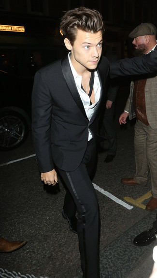 Harry Styles trägt schwarzer Anzug, weißes Businesshemd, schwarze Chelsea-Stiefel aus Samt, schwarzer Seideschal