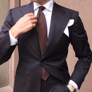 30 Jährige: Braune Krawatte kombinieren – 500+ Herren Outfits: Tragen Sie einen schwarzen Anzug und eine braune Krawatte für eine klassischen und verfeinerte Silhouette.