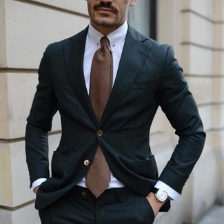 Braune Krawatte kombinieren – 500+ Herren Outfits: Erwägen Sie das Tragen von einem schwarzen Anzug und einer braunen Krawatte für einen stilvollen, eleganten Look.