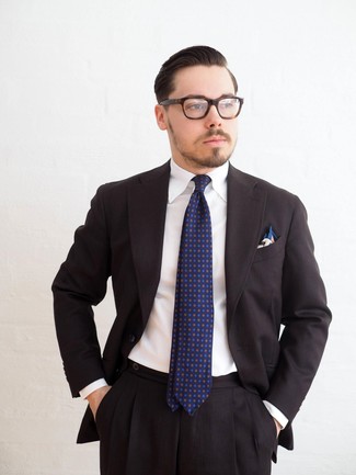 30 Jährige: Dunkelblaue und weiße bedruckte Krawatte kombinieren – 370 Herren Outfits: Vereinigen Sie einen schwarzen Anzug mit einer dunkelblauen und weißen bedruckten Krawatte für eine klassischen und verfeinerte Silhouette.
