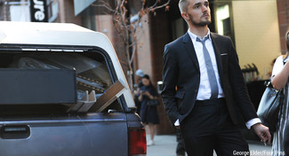 30 Jährige: Graue Krawatte kombinieren – 273 Elegante Sommer Herren Outfits: Paaren Sie einen schwarzen Anzug mit einer grauen Krawatte, um vor Klasse und Perfektion zu strotzen. Dieser Look  ist für den Sommer einfach super.