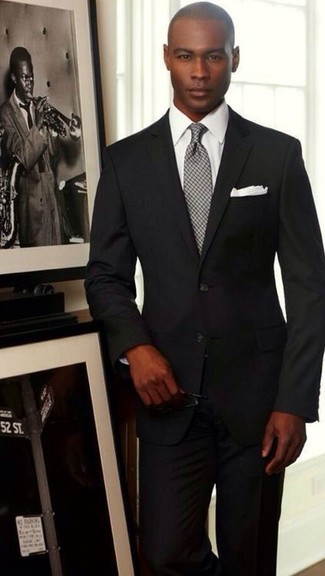 Graue Krawatte mit Karomuster kombinieren – 31 Herren Outfits: Kombinieren Sie einen schwarzen Anzug mit einer grauen Krawatte mit Karomuster für einen stilvollen, eleganten Look.