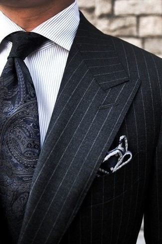 schwarzer vertikal gestreifter Anzug, weißes vertikal gestreiftes Businesshemd, schwarze Krawatte mit Paisley-Muster, schwarzes und weißes gepunktetes Einstecktuch für Herren