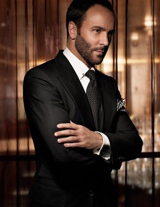 Wie weißes Businesshemd mit schwarzen Anzuges zu kombinieren – 358 Herren Outfits: Kombinieren Sie einen schwarzen Anzug mit einem weißen Businesshemd für eine klassischen und verfeinerte Silhouette.