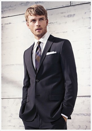 Hellviolette Krawatte mit Schottenmuster kombinieren – 5 Herren Outfits: Kombinieren Sie einen schwarzen Anzug mit einer hellvioletten Krawatte mit Schottenmuster für eine klassischen und verfeinerte Silhouette.