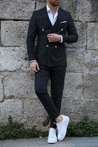 Schwarzen Anzug kombinieren – 500+ Sommer Herren Outfits: Entscheiden Sie sich für einen schwarzen Anzug und ein weißes Businesshemd für einen stilvollen, eleganten Look. Wenn Sie nicht durch und durch formal auftreten möchten, ergänzen Sie Ihr Outfit mit weißen Leder niedrigen Sneakers. Dieser Look könnte zu Ihren Lieblings-Sommer-Outfit werden!