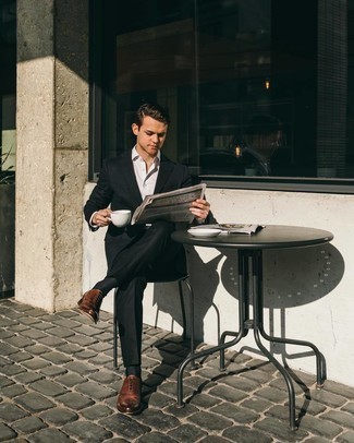 Braune Leder Oxford Schuhe kombinieren – 500+ Sommer Herren Outfits: Vereinigen Sie einen schwarzen Anzug mit einem weißen Businesshemd, um vor Klasse und Perfektion zu strotzen. Ergänzen Sie Ihr Look mit braunen Leder Oxford Schuhen. Ein insgesamt sehr tolles Sommer-Outfit.