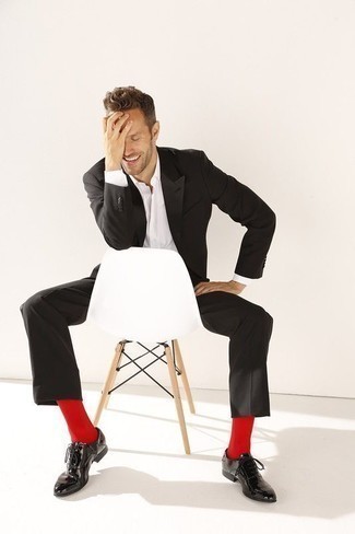 40 Jährige: Rote Socken kombinieren – 49 Herren Outfits: Arbeitsreiche Tage verlangen nach einem einfachen, aber dennoch stylischen Outfit, wie zum Beispiel ein schwarzer Anzug und rote Socken. Heben Sie dieses Ensemble mit schwarzen Leder Oxford Schuhen hervor.