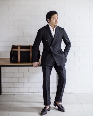 Schwarze Leder Slipper mit Quasten kombinieren – 500+ Herren Outfits: Kombinieren Sie einen schwarzen Anzug mit einem weißen Businesshemd für eine klassischen und verfeinerte Silhouette. Suchen Sie nach leichtem Schuhwerk? Entscheiden Sie sich für schwarzen Leder Slipper mit Quasten für den Tag.
