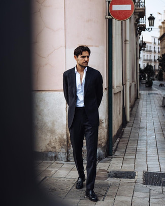 30 Jährige: Schwarzen Anzug kombinieren – 500+ Herren Outfits: Entscheiden Sie sich für einen klassischen Stil in einem schwarzen Anzug und einem weißen Businesshemd. Fühlen Sie sich mutig? Ergänzen Sie Ihr Outfit mit schwarzen Leder Slippern mit Quasten.
