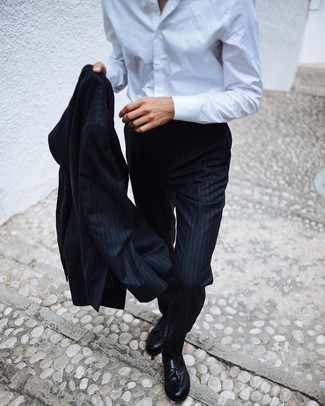 Welche Anzüge mit weißen Businesshemdes zu tragen – 500+ Herren Outfits warm Wetter: Vereinigen Sie einen Anzug mit einem weißen Businesshemd für einen stilvollen, eleganten Look. Suchen Sie nach leichtem Schuhwerk? Komplettieren Sie Ihr Outfit mit schwarzen Leder Slippern mit Quasten für den Tag.