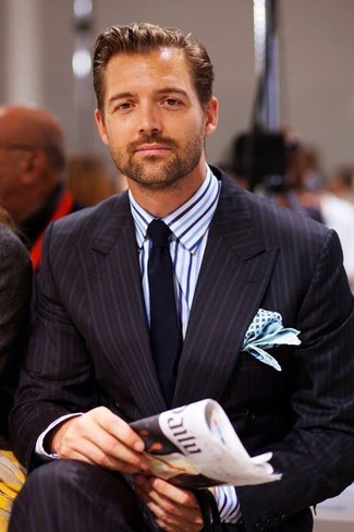 Patrick Grant trägt schwarzer vertikal gestreifter Anzug, weißes und blaues vertikal gestreiftes Businesshemd, dunkelblaue Krawatte, weißes und blaues bedrucktes Einstecktuch