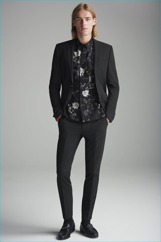 Wie schwarzes Kurzarmhemd mit Blumenmuster mit schwarzen Anzuges zu kombinieren – 2 Herren Outfits: Entscheiden Sie sich für einen schwarzen Anzug und ein schwarzes Kurzarmhemd mit Blumenmuster für einen für die Arbeit geeigneten Look. Schwarze Leder Slipper putzen umgehend selbst den bequemsten Look heraus.