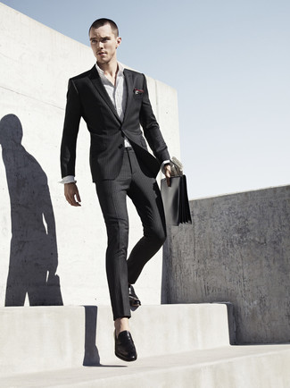Schwarzen vertikal gestreiften Anzug kombinieren – 39 Smart-Casual Herren Outfits: Entscheiden Sie sich für einen schwarzen vertikal gestreiften Anzug und ein weißes vertikal gestreiftes Langarmhemd für Drinks nach der Arbeit. Fühlen Sie sich mutig? Wählen Sie schwarzen Leder Slipper.