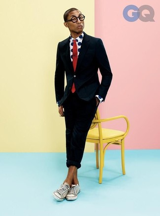Rote Krawatte kombinieren – 500+ Herren Outfits: Entscheiden Sie sich für einen klassischen Stil in einem schwarzen Anzug und einer roten Krawatte. Suchen Sie nach leichtem Schuhwerk? Wählen Sie weißen Segeltuch niedrige Sneakers für den Tag.