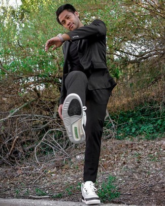 Graue Wildleder niedrige Sneakers kombinieren – 143 Herren Outfits: Kombinieren Sie einen schwarzen Anzug mit einem schwarzen Polohemd, um einen modischen Freizeitlook zu kreieren. Bringen Sie die Dinge durcheinander, indem Sie grauen Wildleder niedrige Sneakers mit diesem Outfit tragen.