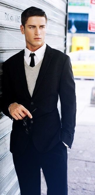 Dunkelgrauen Pullover mit einem V-Ausschnitt kombinieren – 154 Herren Outfits: Kombinieren Sie einen dunkelgrauen Pullover mit einem V-Ausschnitt mit einem schwarzen Anzug für einen stilvollen, eleganten Look.