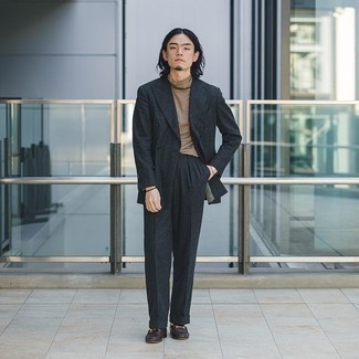 30 Jährige: Braunen Pullover kombinieren – 156 Elegante Herren Outfits: Geben Sie den bestmöglichen Look ab in einem braunen Pullover und einem schwarzen Anzug. Fühlen Sie sich mutig? Entscheiden Sie sich für dunkelbraunen Leder Slipper.