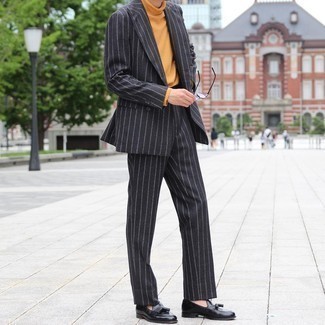 Welche Slipper mit dunkelbraunen Rollkragenpullovers zu tragen – 40 Elegante Herren Outfits: Kombinieren Sie einen dunkelbraunen Rollkragenpullover mit einem schwarzen vertikal gestreiften Anzug für Ihren Bürojob. Schalten Sie Ihren Kleidungsbestienmodus an und machen Slipper zu Ihrer Schuhwerkwahl.