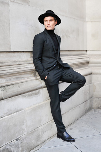 Welche Chelsea Boots mit schwarzen Rollkragenpullovers zu tragen – 433 Herren Outfits: Kombinieren Sie einen schwarzen Rollkragenpullover mit einem schwarzen Anzug, um vor Klasse und Perfektion zu strotzen. Chelsea Boots sind eine gute Wahl, um dieses Outfit zu vervollständigen.