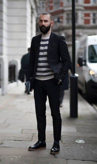 Weißen Pullover kombinieren – 168 Elegante Herren Outfits warm Wetter: Kombinieren Sie einen weißen Pullover mit einem schwarzen Anzug, um vor Klasse und Perfektion zu strotzen. Fühlen Sie sich ideenreich? Ergänzen Sie Ihr Outfit mit schwarzen Leder Derby Schuhen.