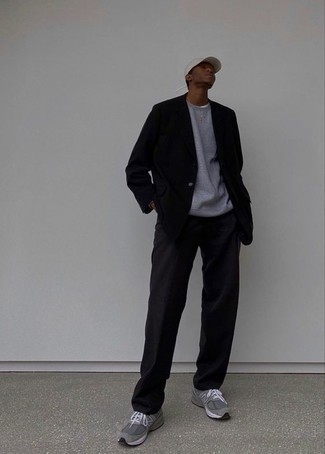 Schwarzen Anzug kombinieren – 500+ Herren Outfits: Entscheiden Sie sich für einen klassischen Stil in einem schwarzen Anzug und einem grauen Sweatshirt. Wenn Sie nicht durch und durch formal auftreten möchten, ergänzen Sie Ihr Outfit mit grauen Sportschuhen.