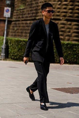 Schwarzen Anzug kombinieren – 198 Smart-Casual Herren Outfits warm Wetter: Kombinieren Sie einen schwarzen Anzug mit einem grauen T-Shirt mit einem Rundhalsausschnitt, um einen eleganten, aber nicht zu festlichen Look zu kreieren. Heben Sie dieses Ensemble mit schwarzen Leder Slippern hervor.