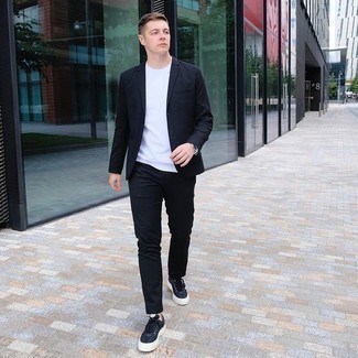 Schwarzen Anzug kombinieren – 224 Smart-Casual Herren Outfits: Kombinieren Sie einen schwarzen Anzug mit einem weißen T-Shirt mit einem Rundhalsausschnitt für einen für die Arbeit geeigneten Look. Fühlen Sie sich mutig? Entscheiden Sie sich für schwarzen Segeltuch niedrige Sneakers.