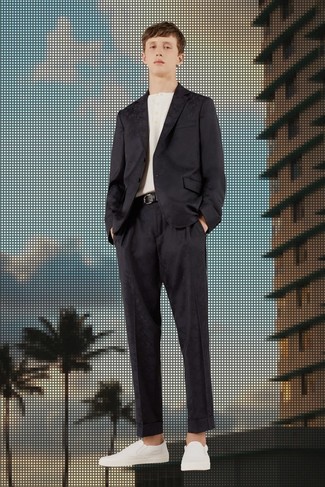 Schwarzen Anzug kombinieren – 500+ Sommer Herren Outfits: Entscheiden Sie sich für einen schwarzen Anzug und ein weißes T-shirt mit einer Knopfleiste, um einen eleganten, aber nicht zu festlichen Look zu kreieren. Suchen Sie nach leichtem Schuhwerk? Komplettieren Sie Ihr Outfit mit weißen Slip-On Sneakers aus Leder für den Tag. Was für eine geniale Sommer-Look Idee!