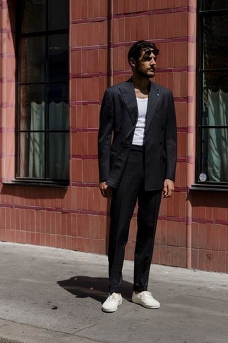 30 Jährige: Schwarzen Anzug kombinieren – 129 Smart-Casual Herren Outfits: Kombinieren Sie einen schwarzen Anzug mit einem weißen Trägershirt, wenn Sie einen gepflegten und stylischen Look wollen. Wählen Sie die legere Option mit weißen Segeltuch niedrigen Sneakers.