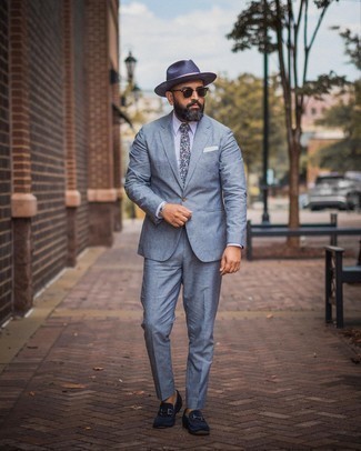 40 Jährige: Outfits Herren 2024: Tragen Sie einen hellblauen Anzug, um vor Klasse und Perfektion zu strotzen. Wenn Sie nicht durch und durch formal auftreten möchten, wählen Sie dunkelblauen Wildleder Slipper.
