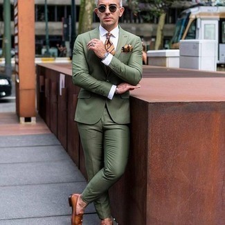 Braune horizontal gestreifte Seidekrawatte kombinieren – 2 Herren Outfits: Vereinigen Sie einen olivgrünen Anzug mit einer braunen horizontal gestreiften Seidekrawatte für einen stilvollen, eleganten Look. Fühlen Sie sich ideenreich? Vervollständigen Sie Ihr Outfit mit rotbraunen Leder Slippern.