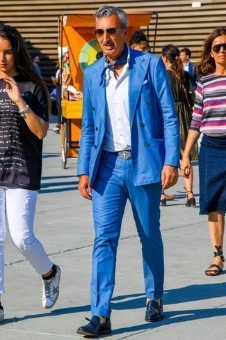 Blaue Leder Slipper mit Quasten kombinieren – 135 Herren Outfits: Erwägen Sie das Tragen von einem blauen Anzug für einen stilvollen, eleganten Look. Blaue Leder Slipper mit Quasten leihen Originalität zu einem klassischen Look.