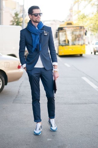 30 Jährige: Blauen Schal kombinieren – 244 Smart-Casual Herren Outfits: Kombinieren Sie einen dunkelblauen Anzug mit einem blauen Schal, um einen lockeren, aber dennoch stylischen Look zu erhalten. Fühlen Sie sich mutig? Ergänzen Sie Ihr Outfit mit weißen und blauen Sportschuhen.