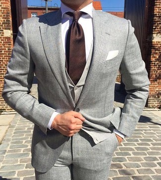 30 Jährige: Braune Krawatte kombinieren – 394 Herbst Herren Outfits: Entscheiden Sie sich für einen grauen Anzug und eine braune Krawatte, um vor Klasse und Perfektion zu strotzen. Dieses Outfit ist super für die Übergangszeit geeignet.