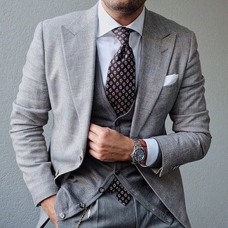 Graue Strickjacke kombinieren – 33 Elegante Herren Outfits: Kombinieren Sie eine graue Strickjacke mit einem grauen Anzug für einen stilvollen, eleganten Look.