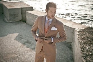 Braune Wollkrawatte kombinieren – 16 Elegante Herren Outfits: Vereinigen Sie einen beige Anzug mit einer braunen Wollkrawatte, um vor Klasse und Perfektion zu strotzen.