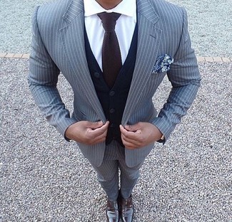 Braune Strick Krawatte kombinieren – 135 Herren Outfits: Paaren Sie einen grauen vertikal gestreiften Anzug mit einer braunen Strick Krawatte, um vor Klasse und Perfektion zu strotzen. Fühlen Sie sich mutig? Entscheiden Sie sich für dunkelbraunen Doppelmonks aus Leder.
