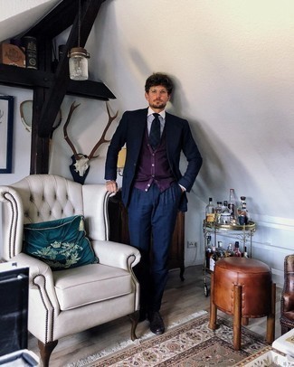 dunkelblauer Anzug, violette Strickjacke, weißes und blaues vertikal gestreiftes Businesshemd, dunkelbraune Leder Oxford Schuhe für Herren