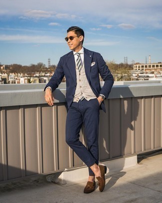 20 Jährige: Pullover kombinieren – 194 Elegante Herren Outfits: Vereinigen Sie einen Pullover mit einem dunkelblauen Anzug für eine klassischen und verfeinerte Silhouette. Braune Wildleder Slipper mit Quasten sind eine einfache Möglichkeit, Ihren Look aufzuwerten.