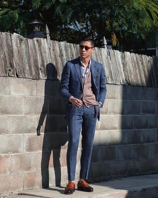 Blauen Anzug kombinieren – 1200+ Herren Outfits: Kombinieren Sie einen blauen Anzug mit einer braunen Strickjacke für einen stilvollen, eleganten Look. Vervollständigen Sie Ihr Look mit rotbraunen Doppelmonks aus Leder.