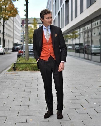 Senf Strickjacke kombinieren – 59 Herren Outfits: Entscheiden Sie sich für einen klassischen Stil in einer senf Strickjacke und einem schwarzen Anzug. Dunkelbraune Wildleder Slipper mit Quasten sind eine großartige Wahl, um dieses Outfit zu vervollständigen.