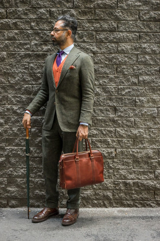 Braune Leder Brogues kombinieren – 500+ Herren Outfits: Kombinieren Sie einen olivgrünen Anzug mit einer orange Strickjacke für eine klassischen und verfeinerte Silhouette. Komplettieren Sie Ihr Outfit mit braunen Leder Brogues.