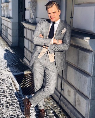 Wie Slipper mit Strickjacke zu kombinieren – 346 Herren Outfits: Kombinieren Sie eine Strickjacke mit einem grauen Anzug mit Schottenmuster für eine klassischen und verfeinerte Silhouette. Fühlen Sie sich ideenreich? Komplettieren Sie Ihr Outfit mit Slippern.