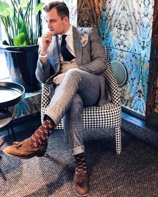 Hellbeige Einstecktuch kombinieren – 500+ Herren Outfits: Kombinieren Sie einen grauen Anzug mit Schottenmuster mit einem hellbeige Einstecktuch für ein bequemes Outfit, das außerdem gut zusammen passt. Entscheiden Sie sich für dunkelbraunen Wildleder Slipper mit Quasten, um Ihr Modebewusstsein zu zeigen.