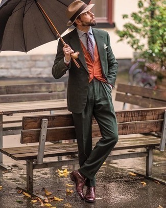 Senf Strickjacke kombinieren – 59 Herren Outfits: Vereinigen Sie eine senf Strickjacke mit einem dunkelgrünen Anzug für einen stilvollen, eleganten Look. Fügen Sie dunkelbraunen Leder Oxford Schuhe für ein unmittelbares Style-Upgrade zu Ihrem Look hinzu.
