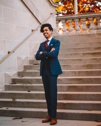 Strickjacke kombinieren – 500+ Herren Outfits: Paaren Sie eine Strickjacke mit einem dunkelblauen Anzug für eine klassischen und verfeinerte Silhouette. Fühlen Sie sich mutig? Wählen Sie rotbraunen Leder Oxford Schuhe.