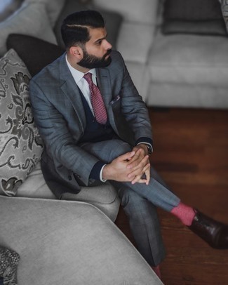 Dunkelrote Krawatte mit Karomuster kombinieren – 18 Herren Outfits: Kombinieren Sie einen dunkelgrauen Anzug mit Schottenmuster mit einer dunkelroten Krawatte mit Karomuster für einen stilvollen, eleganten Look. Dunkelbraune Leder Oxford Schuhe sind eine kluge Wahl, um dieses Outfit zu vervollständigen.